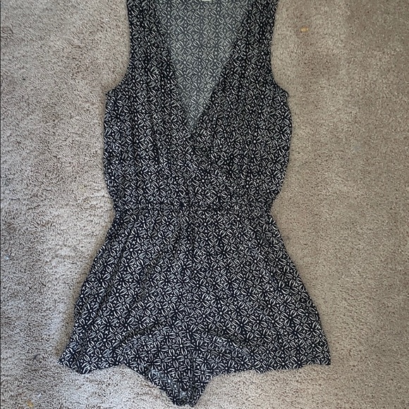 Black and White Pattern Romper - Picture 5 of 8